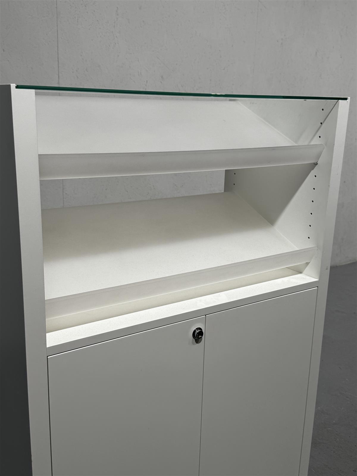 Hyllykkö kaapilla 80x40x120