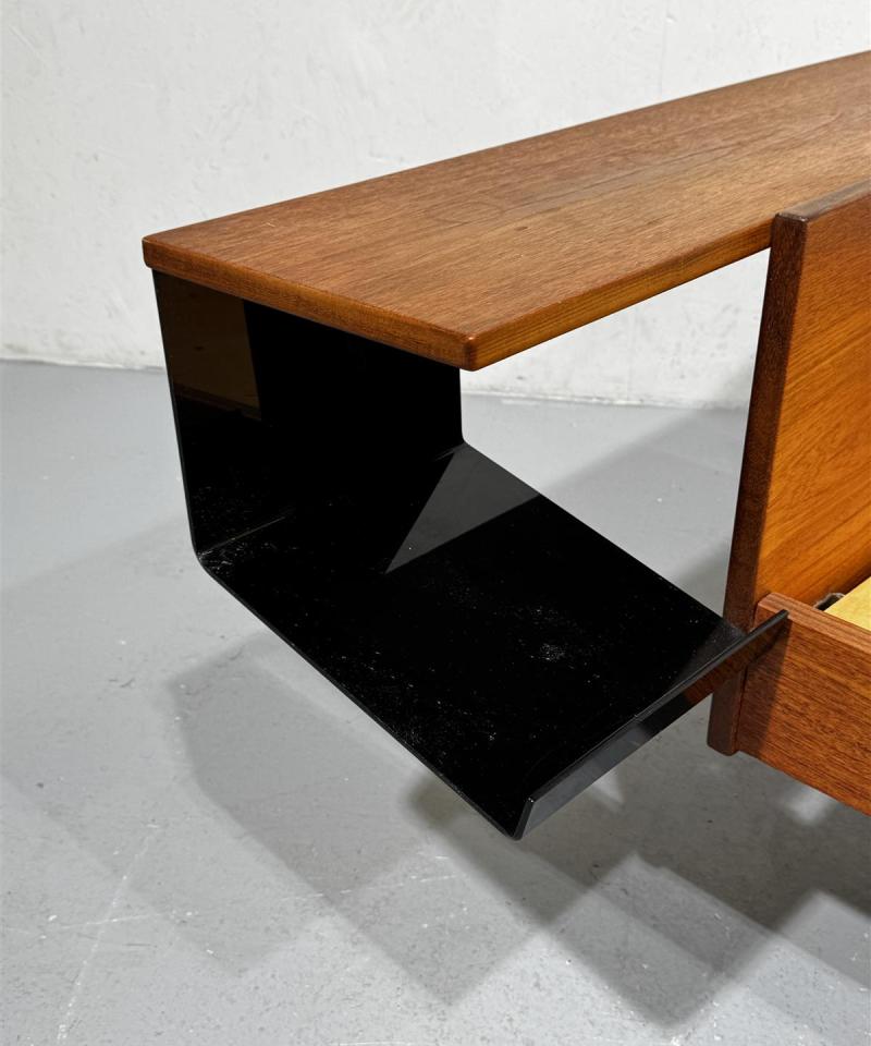 Vintage teak 60-luku sänky päädyllä