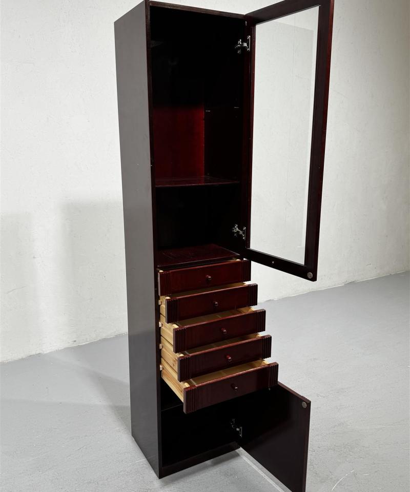 Kaappi lipastoilla punertavan ruskea