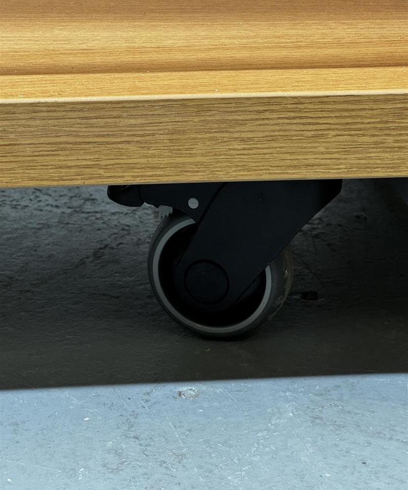 Puuhyllykkö kaksipuolinen pyörillä