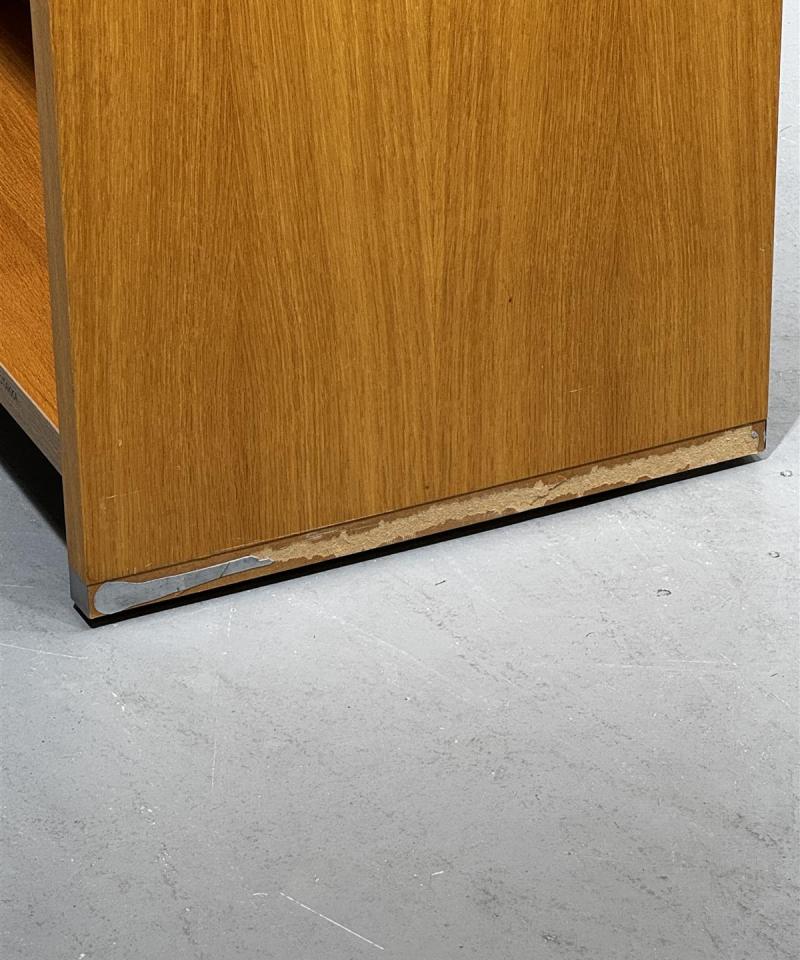 Puuhyllykkö kaksipuolinen pyörillä