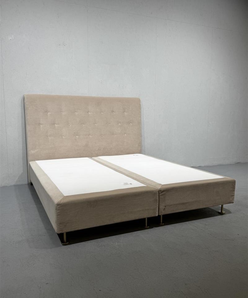 Familon Velvet Lux jenkkisänky 180x200 päädyllä