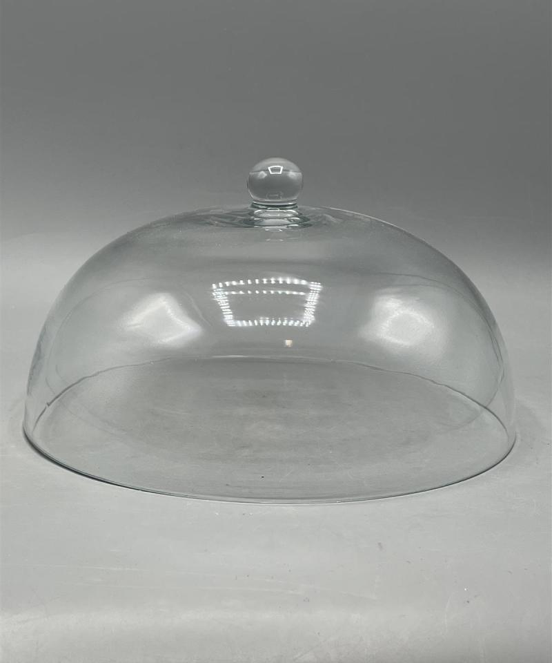 Puinen tarjoilualusta lasikuvulla