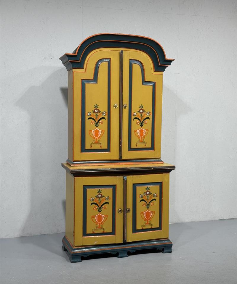 Antiikki talonpoikais astiakaappi