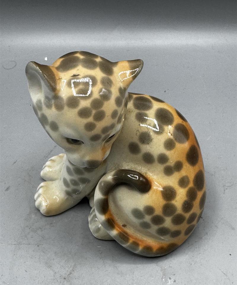 Lomonosov Keraaminen leopardipatsas