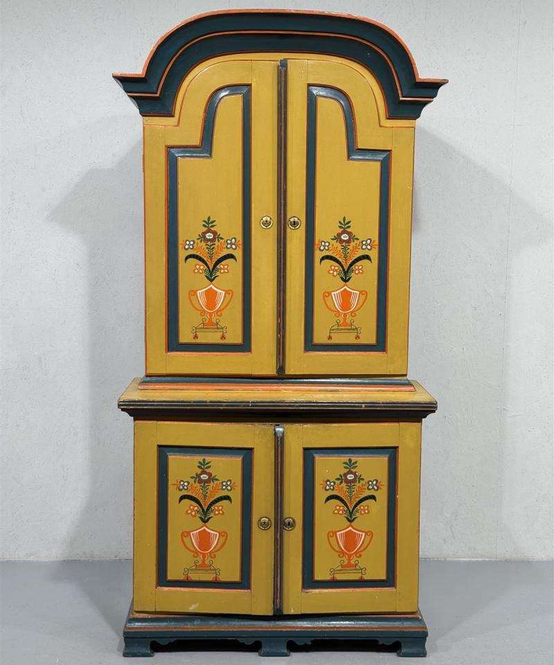 Antiikki talonpoikais astiakaappi