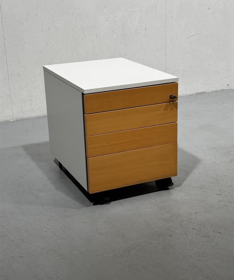 Moderni laatikosto pyörillä