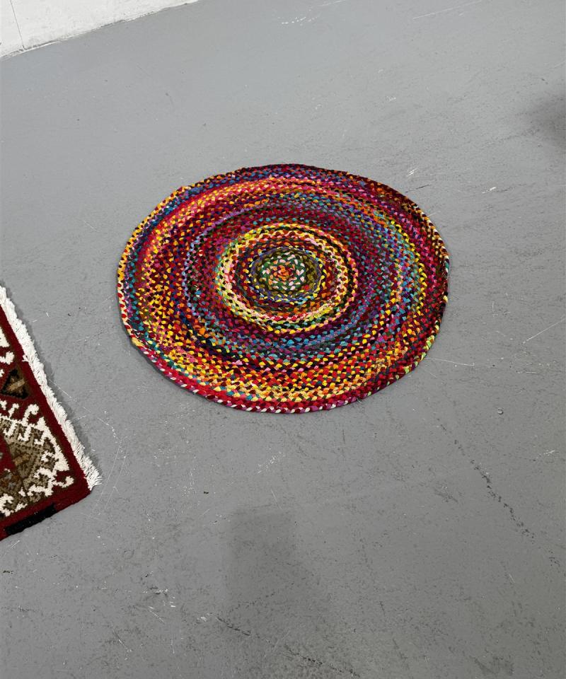 Itämainen matto ja retro pyöreä matto