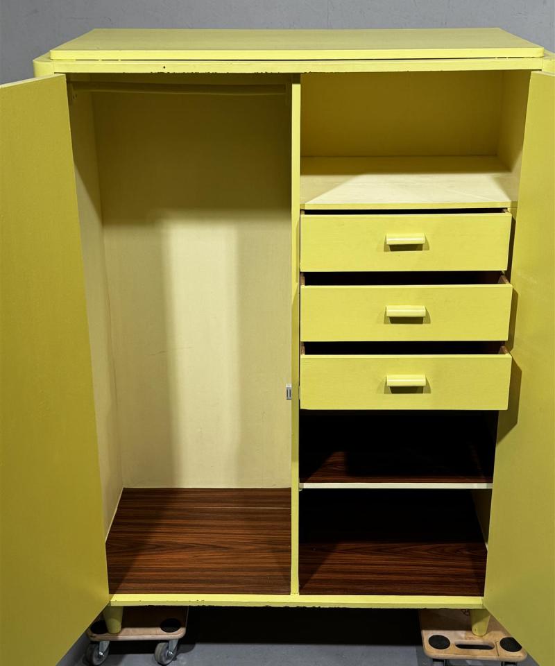 Retro vaatekaappi keltainen