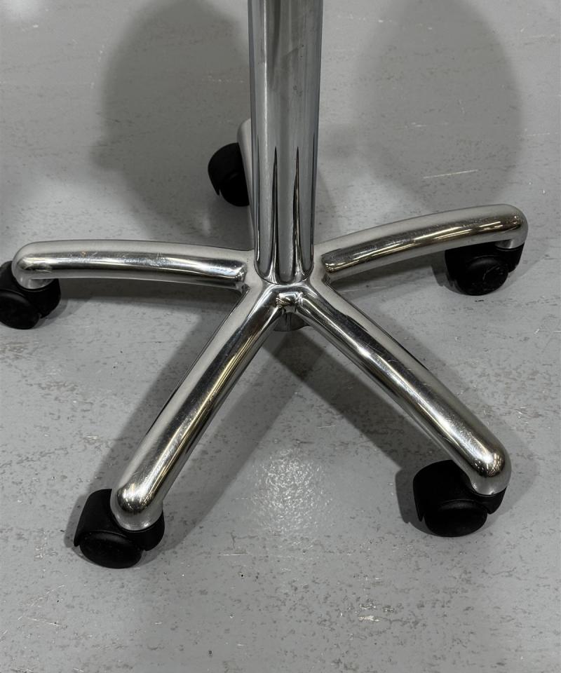 Moderni satulatuoli musta