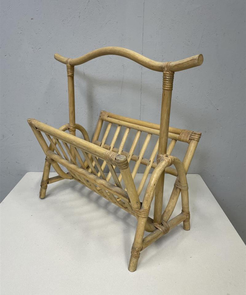 Vintage rottinkinen lehtiteline