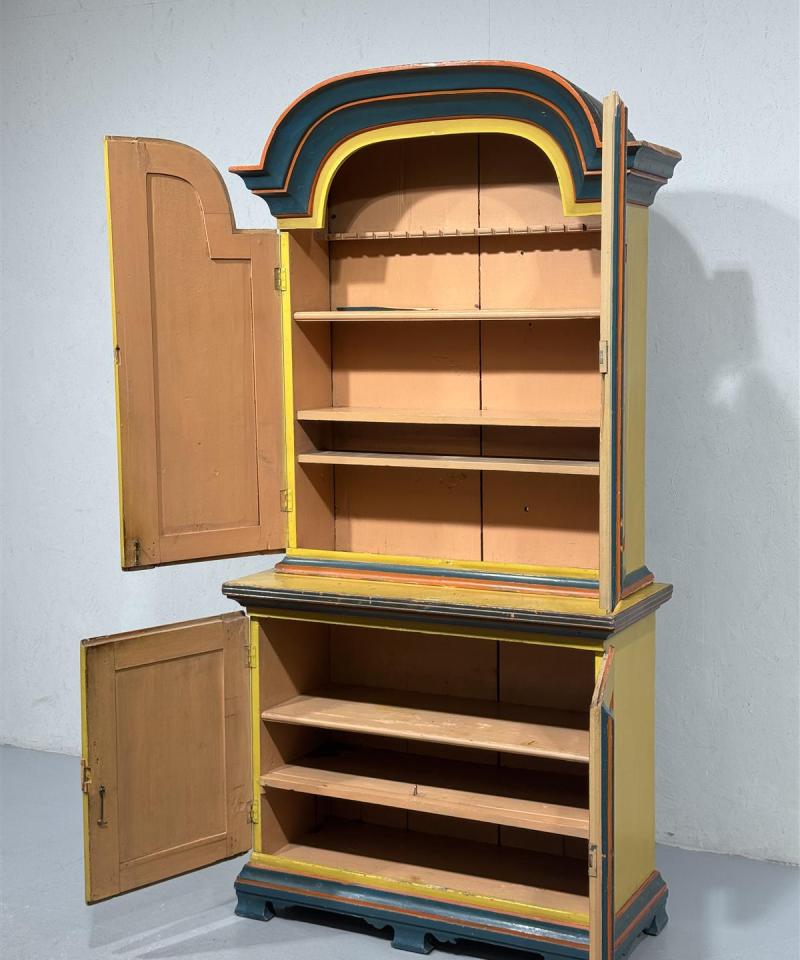 Antiikki talonpoikais astiakaappi