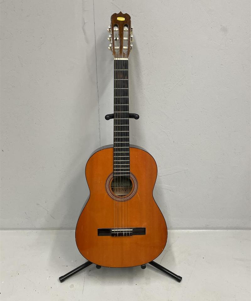 Sanchez akustinen kitara + teline