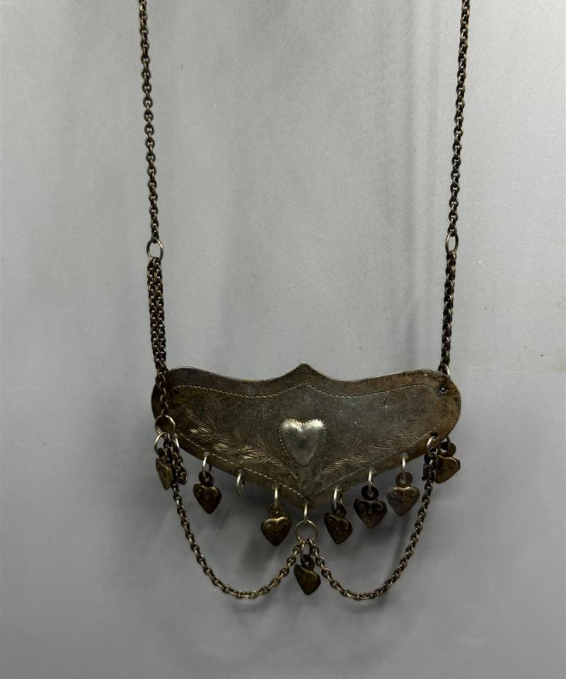 Vintage kansallispukukoru sydänkoristeilla