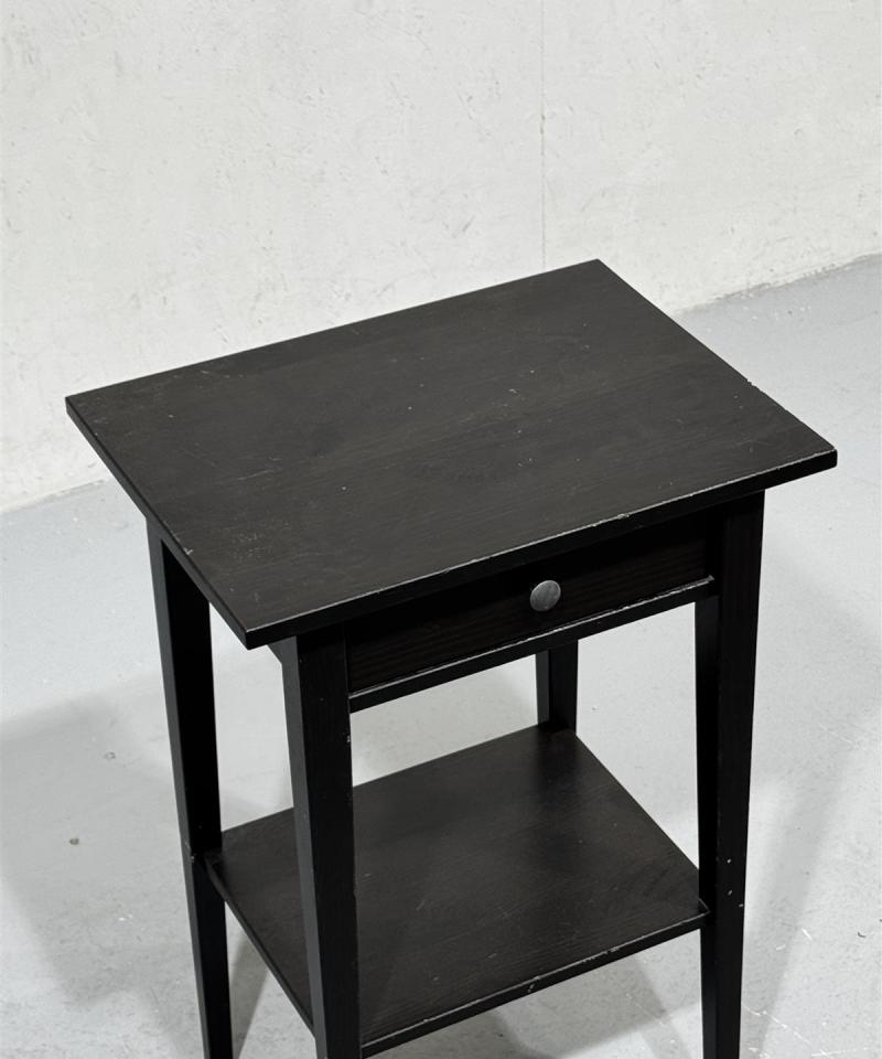 Ikea Hemnes yöpöytä musta
