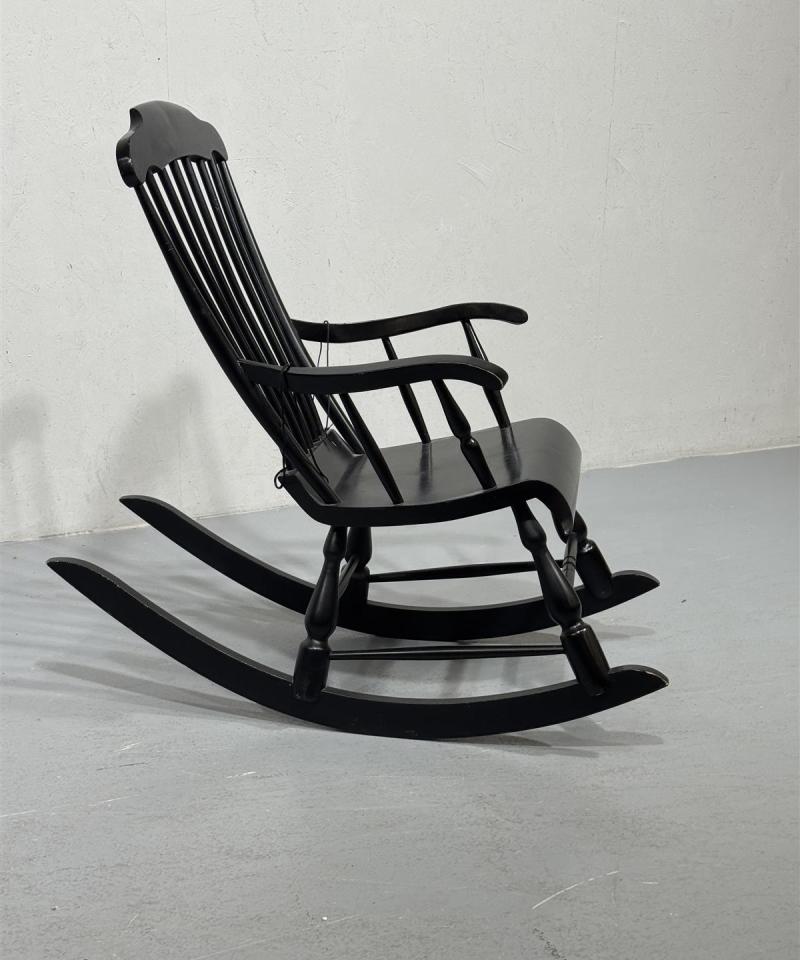 Vintage talonpoikais keinutuoli musta