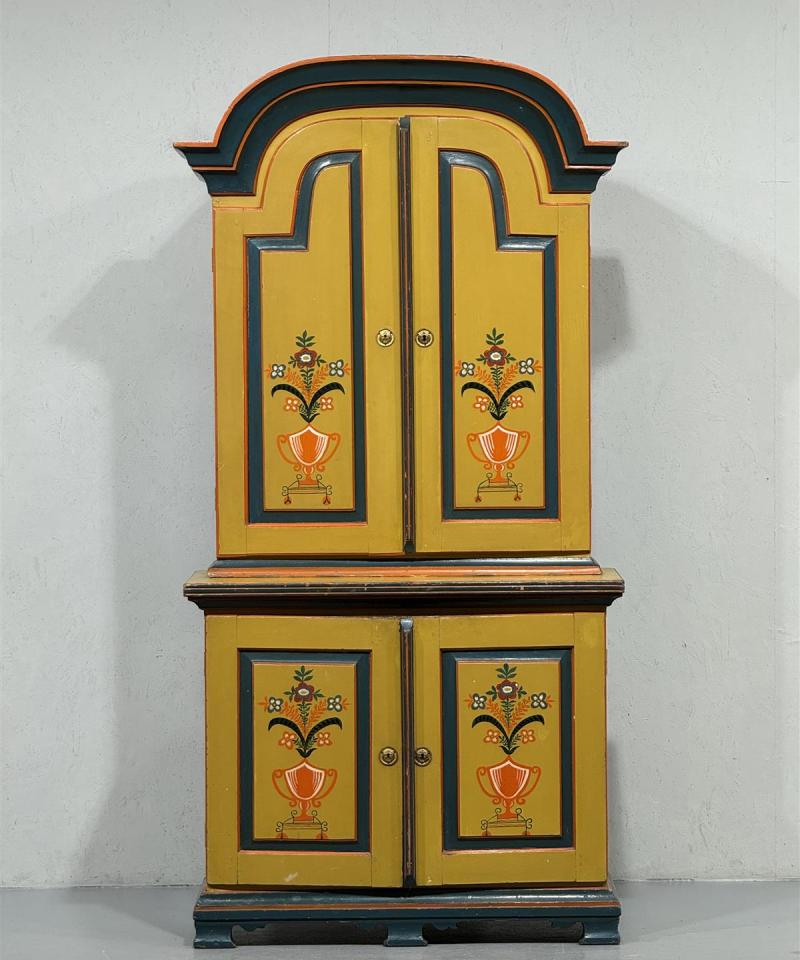 Antiikki talonpoikais astiakaappi