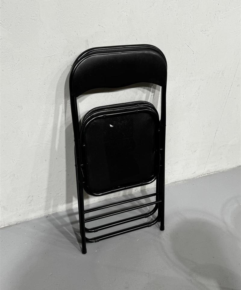 Kokoontaitettava tuolipari ja sivupöytä