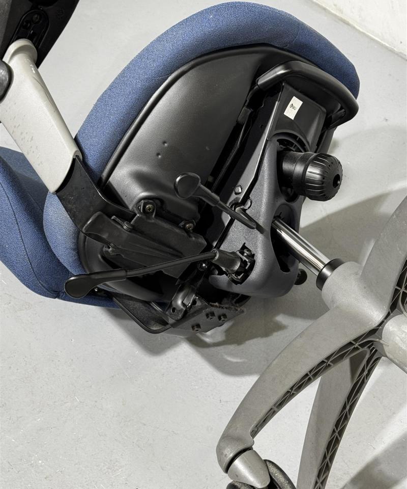 Isku Step toimistotuoli sininen (pumppuvika)