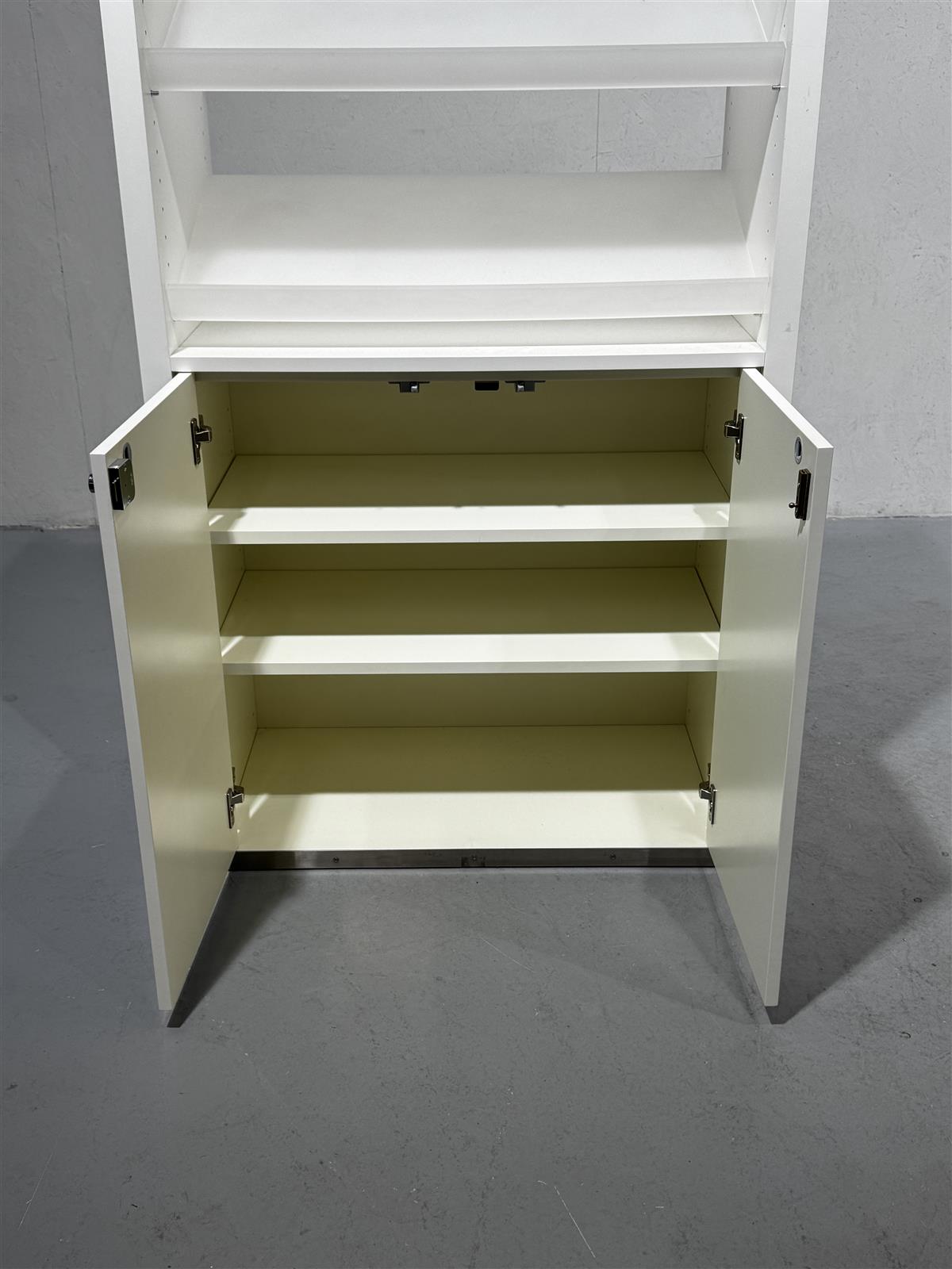 Hyllykkö kaapilla 80x40x120