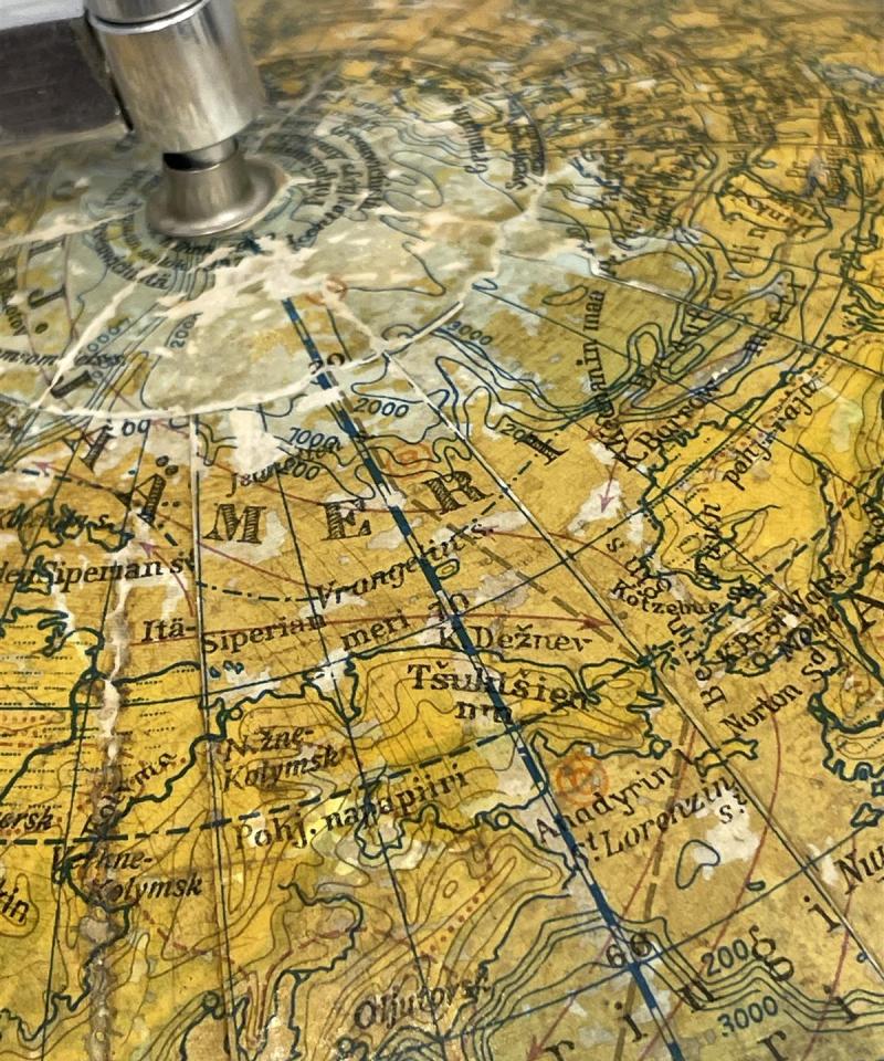 Vintage karttapallo puujalustalla