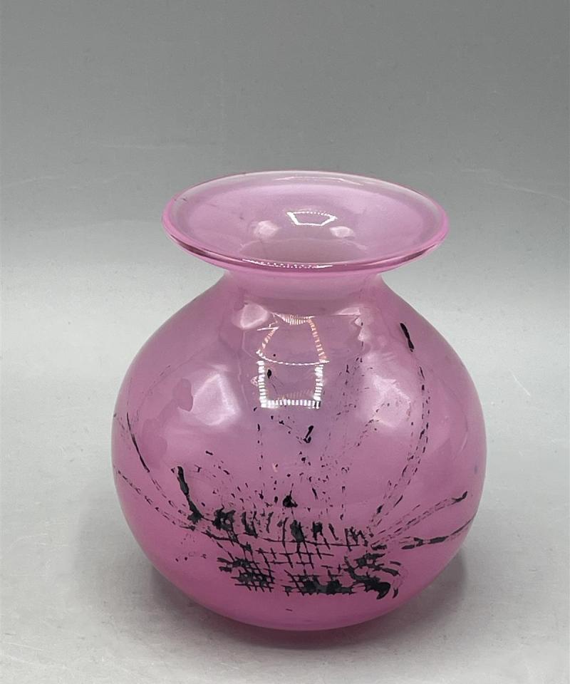 Vaaleanpunainen pieni maljakko