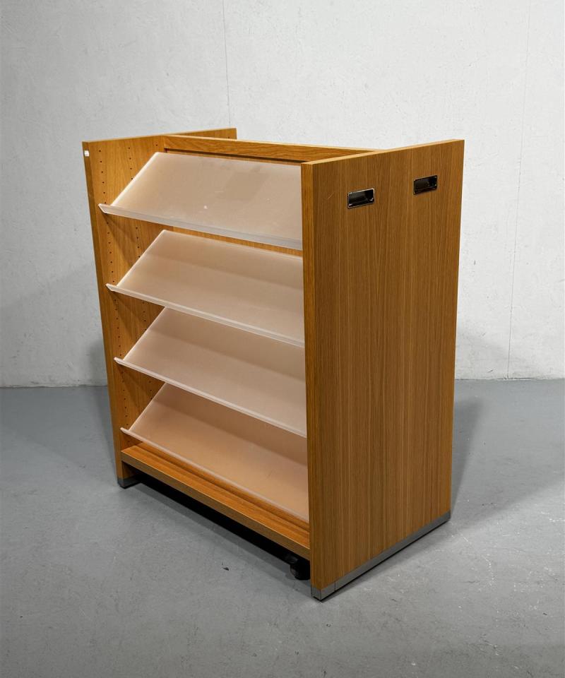 Puuhyllykkö kaksipuolinen pyörillä