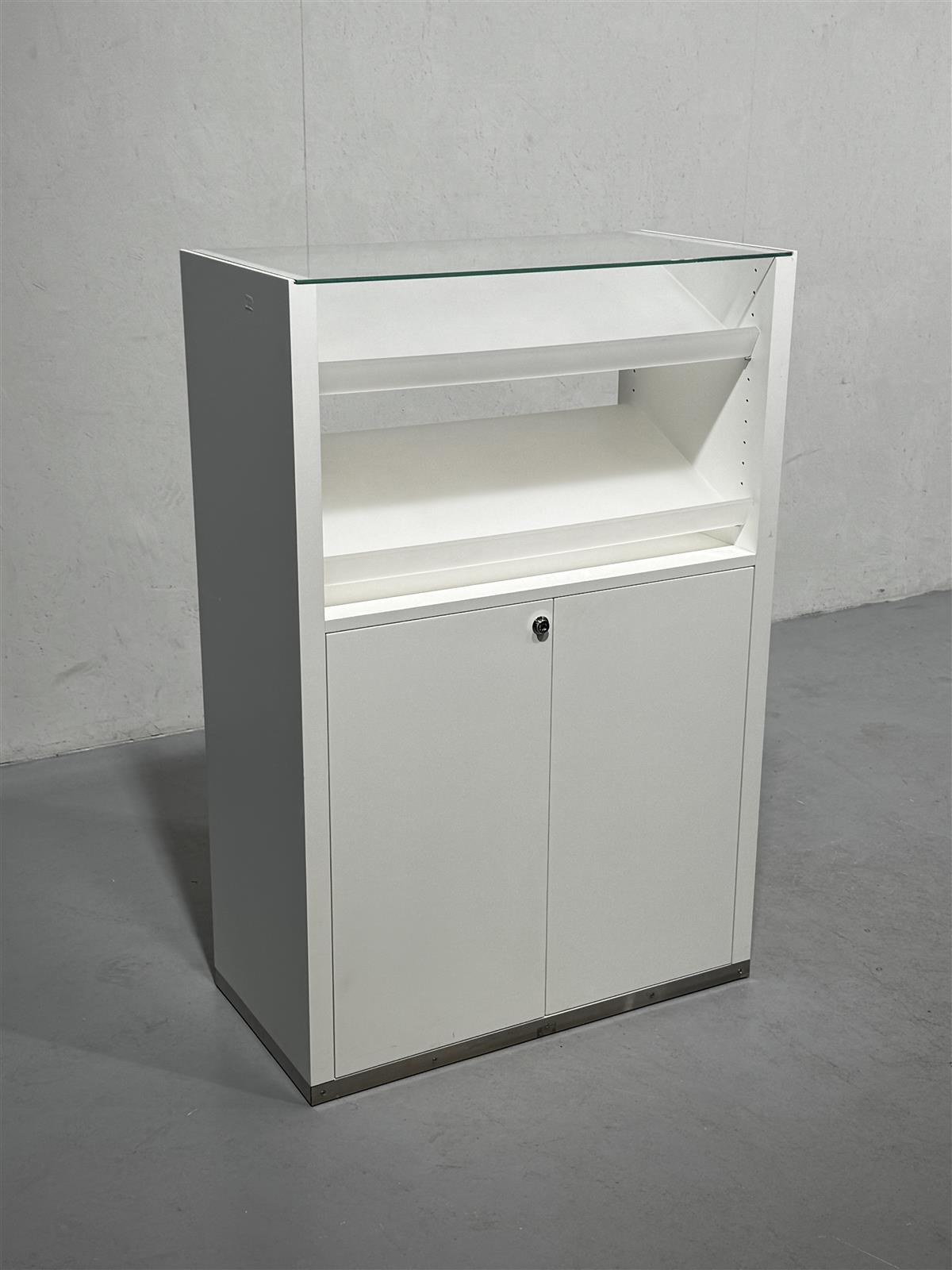 Hyllykkö kaapilla 80x40x120