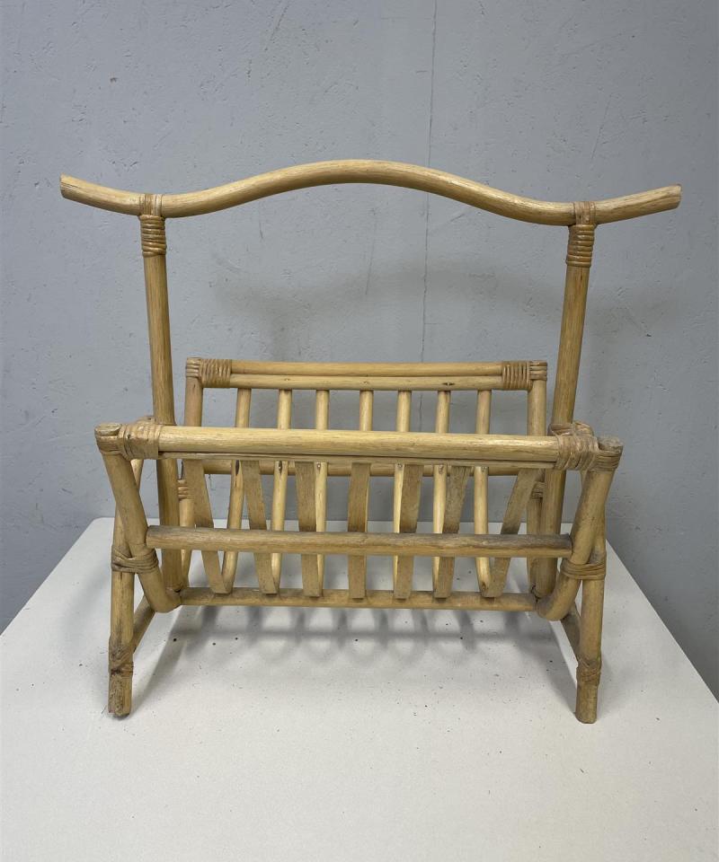 Vintage rottinkinen lehtiteline