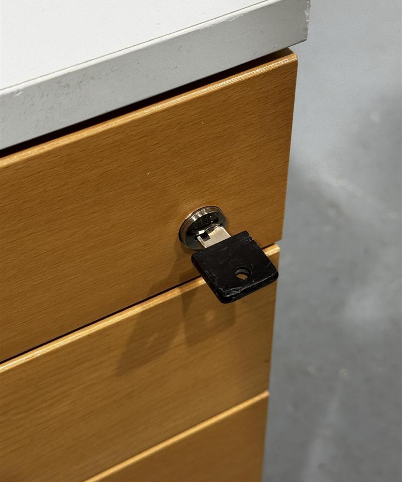 Moderni laatikosto pyörillä