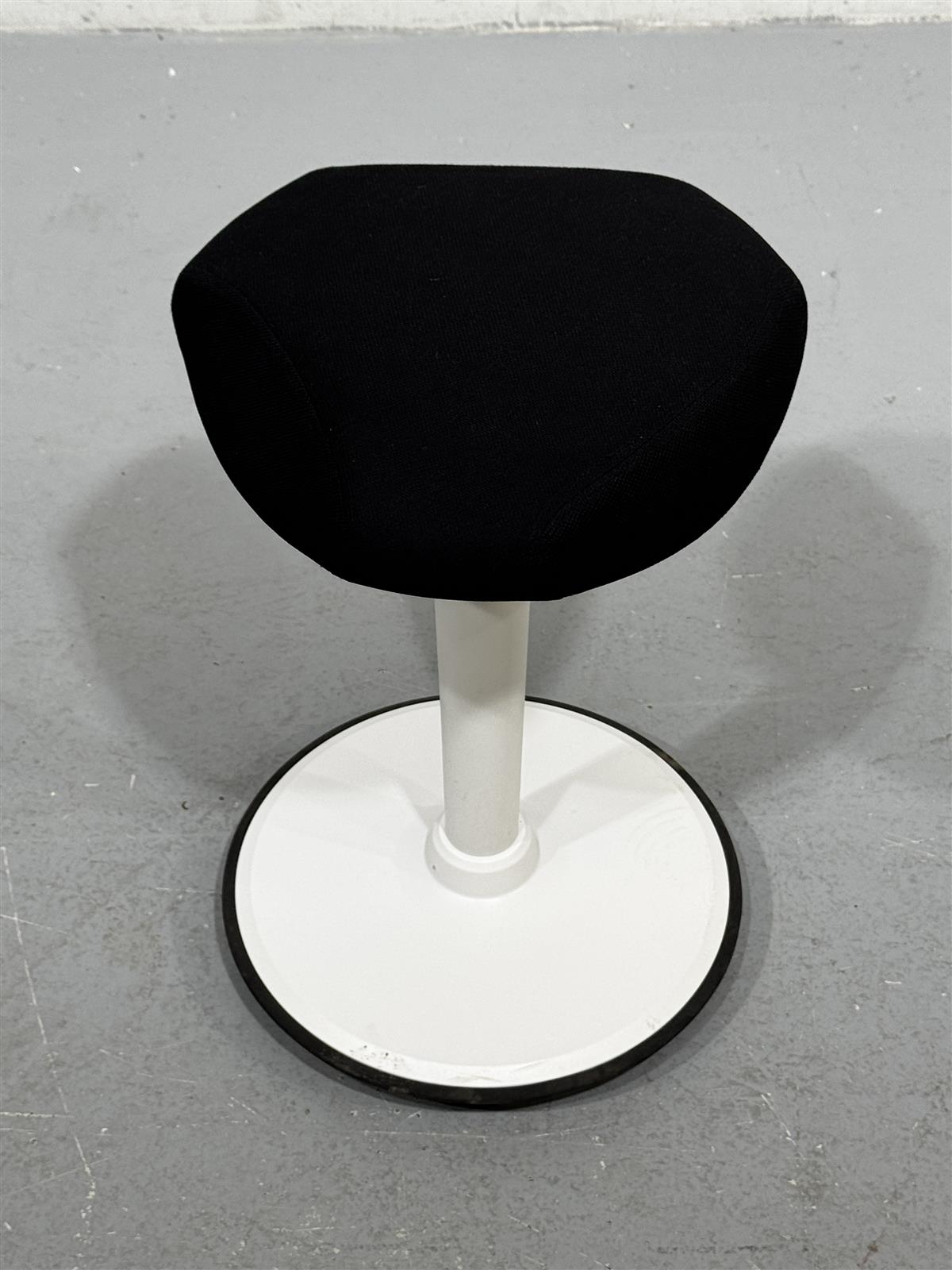 Stoo Triangle aktiivituoli työtuoli