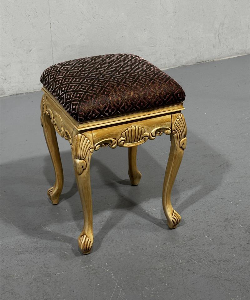 Rokokoo jakkara muovi