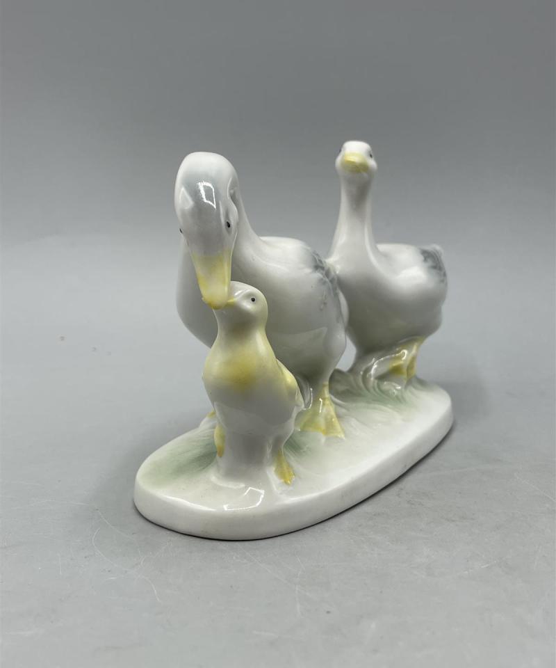 Posliininen hanhifiguuri