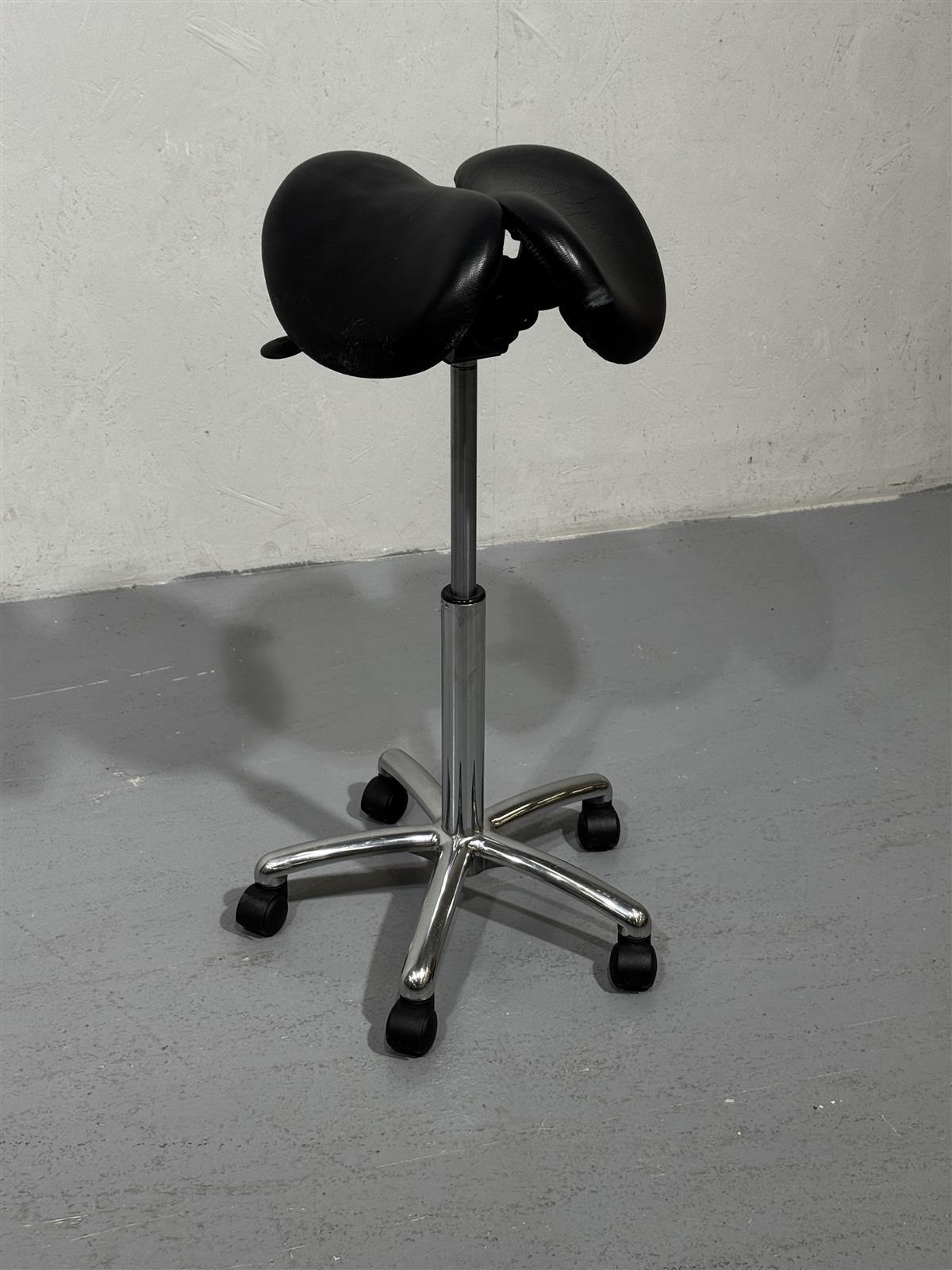 Moderni satulatuoli musta