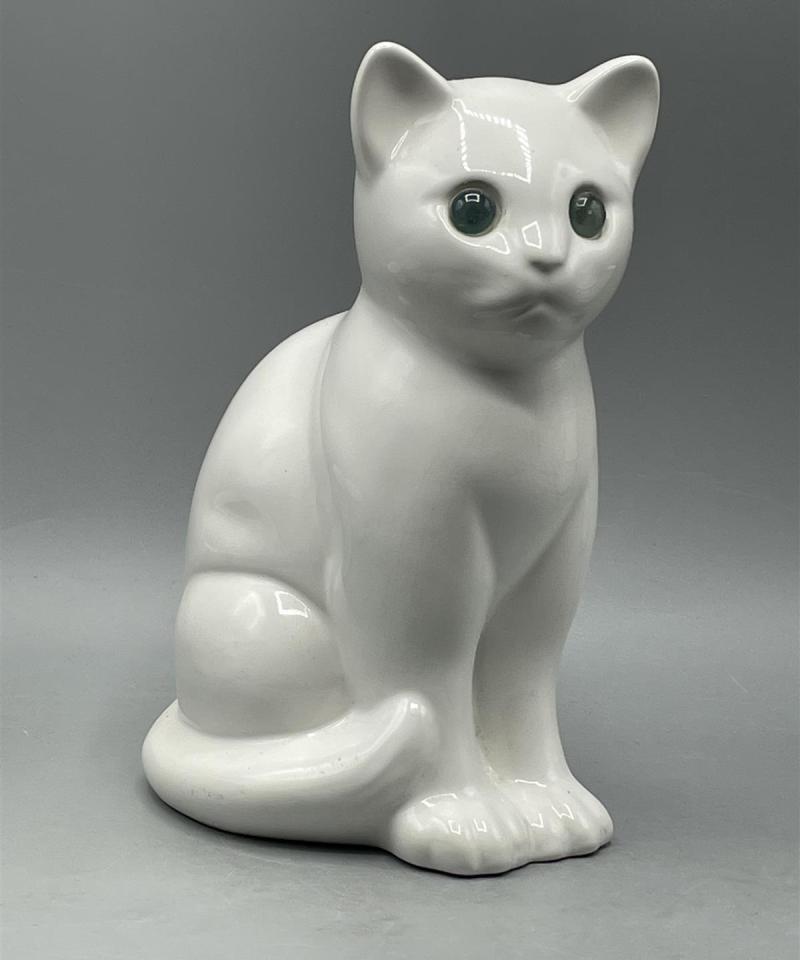 Valkoinen posliini kissafiguuri
