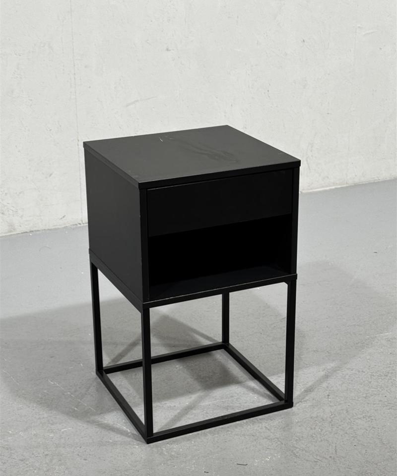 Ikea Vikhammer yöpöytä, musta