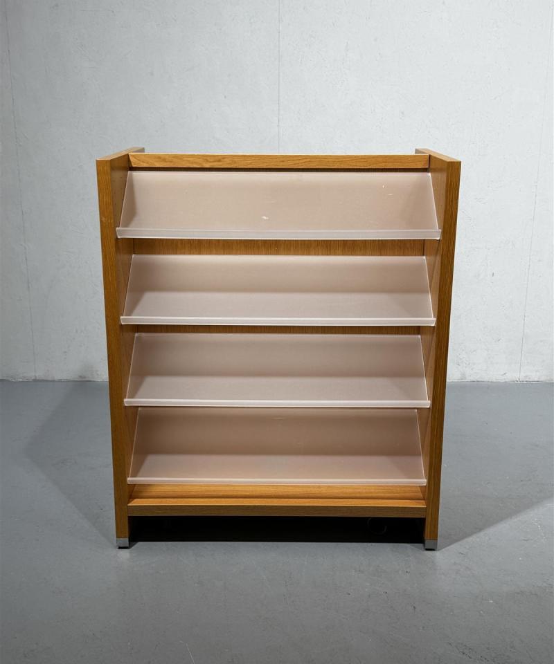 Puuhyllykkö kaksipuolinen pyörillä