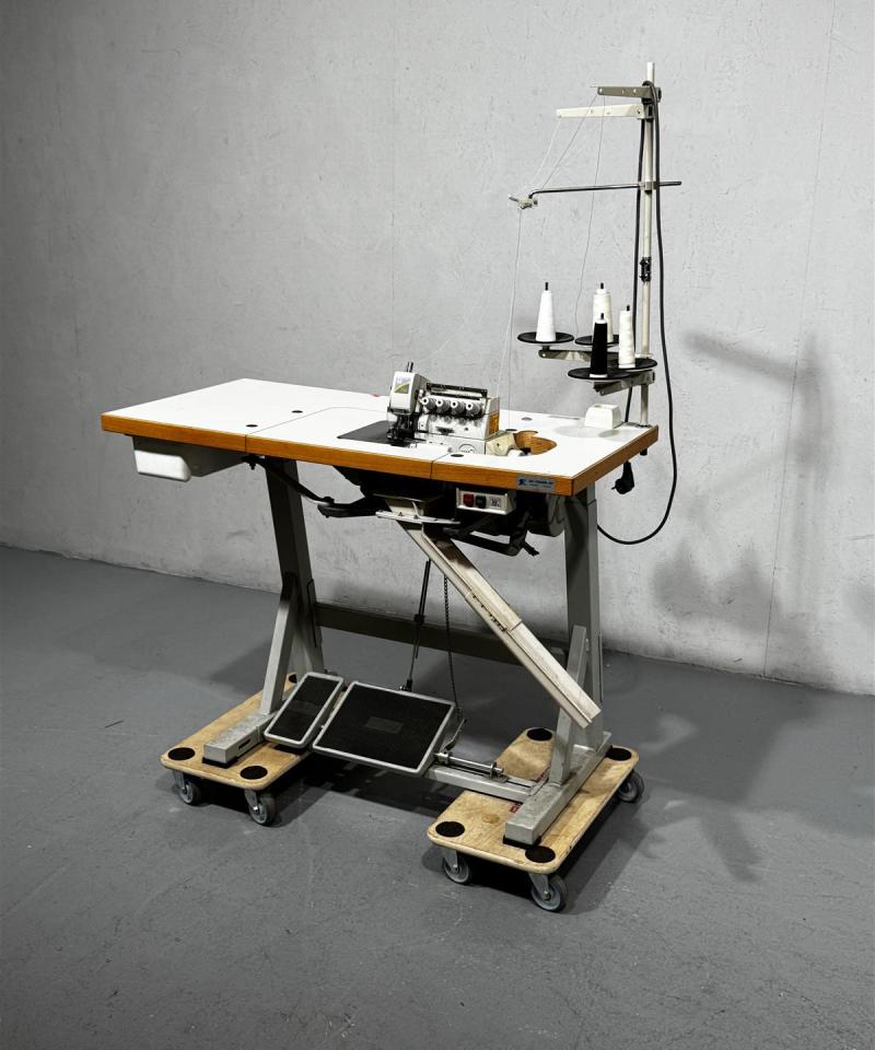 Pegasus M752-13 teollisuusompelukone pöydällä