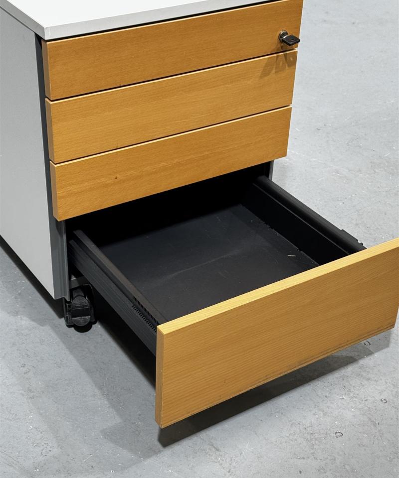 Moderni laatikosto pyörillä