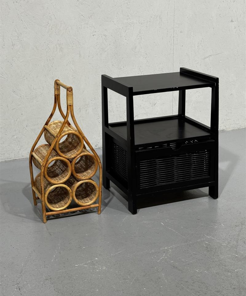 Musta sivupöytä ja rottinki pulloteline