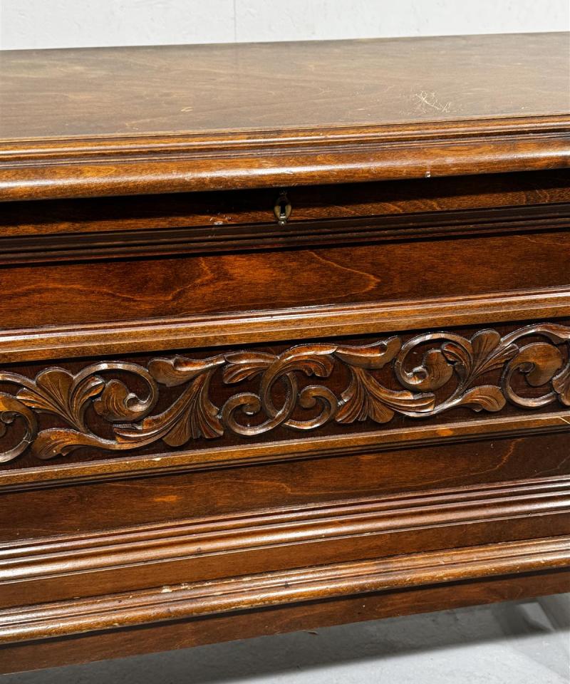 Antiikkinen kaappi (ei avainta)