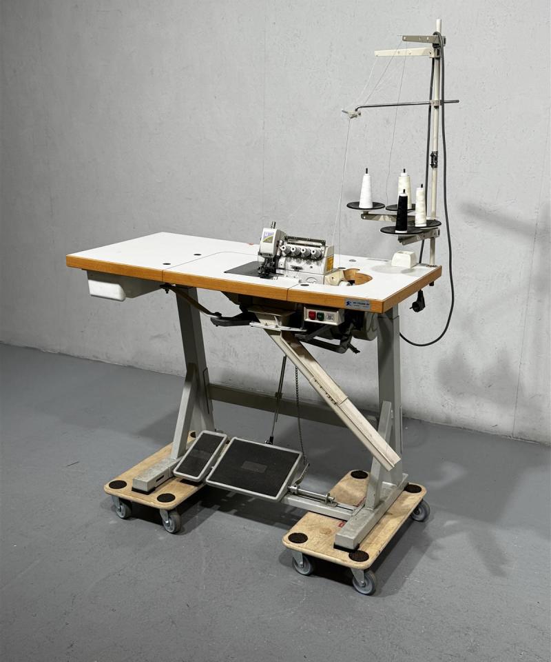 Pegasus M752-13 teollisuusompelukone pöydällä