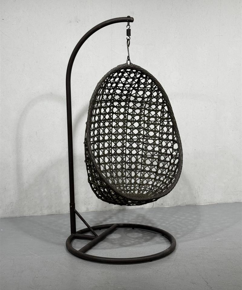 Riipputuoli telineellä, tumma