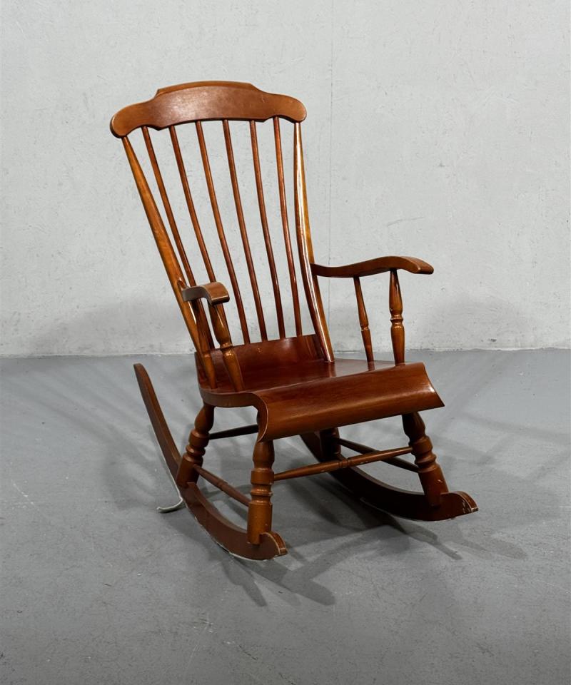 Vintage talonpoikaistyyli keinutuoli korjattavaksi