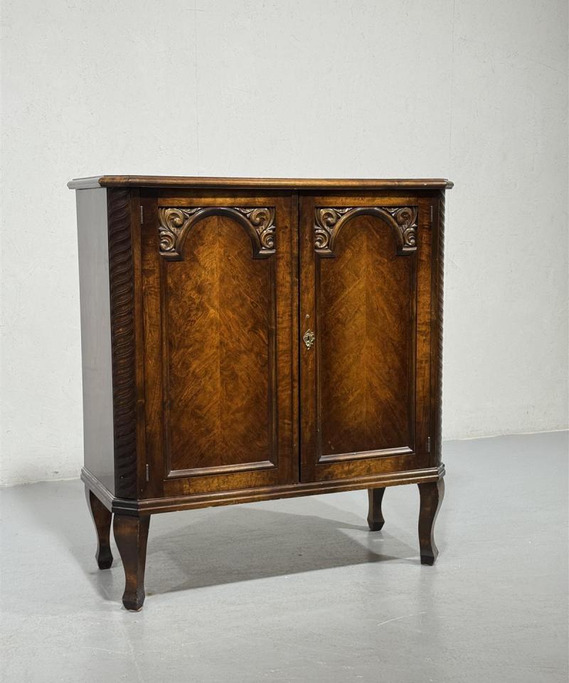 Rokokoo liinavaatekaappi puu ruskea