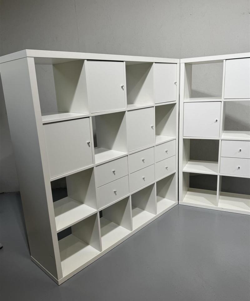Ikea Kallax hyllykkö 4x4 lipastoilla ja kaapeilla (2 kpl)