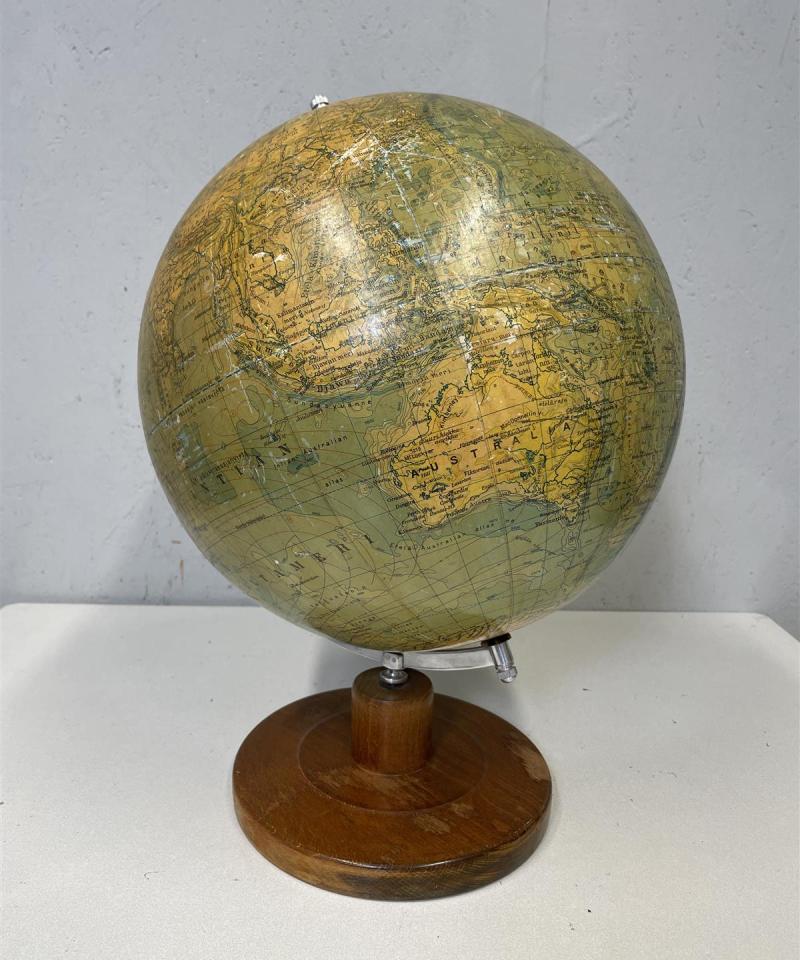 Vintage karttapallo puujalustalla