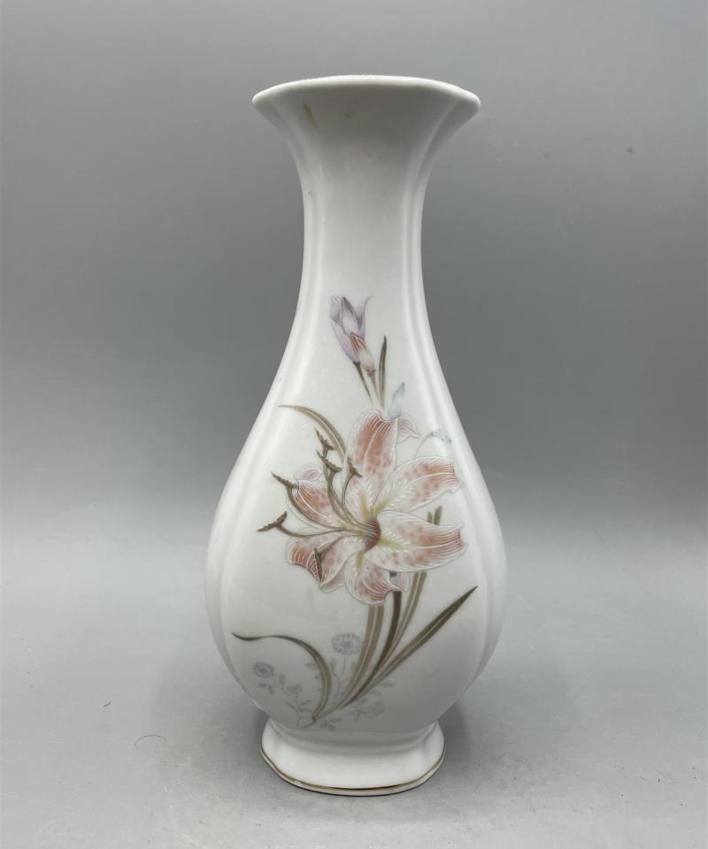 Kukkakoristeinen maljakko Kiina