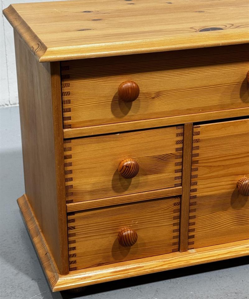 Mäntypuu talonpoikaistyyli lipasto puu