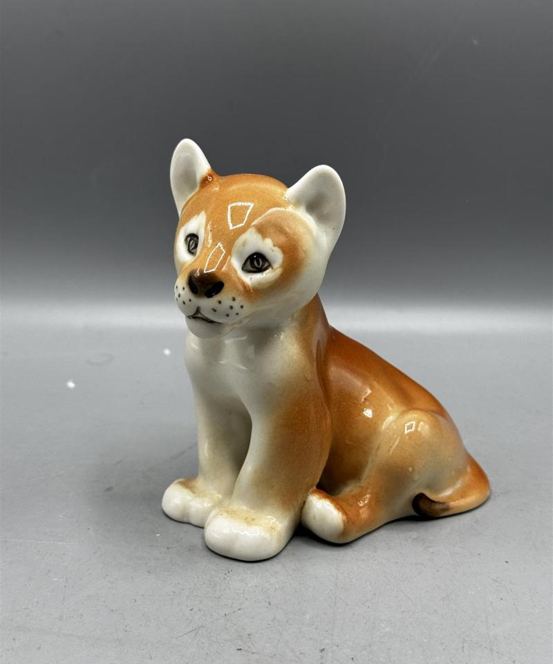 Lomonosov Posliininen leijonanpentu figuuri